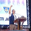 Bentuk Bakti 30 Akabri 95, Ratusan Bansos Diberikan Kepada Masyarakat  WMC|| Jakarta. Reuni Akbar dan bakti sosial (Baksos) Akabri 1995 diselenggarakan di Mabes TNI, Cilangkal, Jakarta Timur, hari ini. Kegiatan ini merupakan peringatan 30 tahun pengabdian Bima Cakti Akabri 95.  Hadir dalam acara tersebut, Letjen TNI Djon Afriandi, Irjen Pol. Sandi Nugroho, serta keluarga besar Akabri 95 beserta istri.  Acara pun dimulai dengan olahraga dan jalan sehat bersama di area Mabes TNI yang diawali dengan penyerahan baksos secara simbolis kepada 30 penerima paket sembako terdiri dari sejumlah pekerja harian lepas(PHL) di lingkungan Mabes TNI dan Mabes Polri   Dalam peringatan 30 tahun pengabdian ini, 595 paket sembako didistribusikan kepada masyarakat yang membutuhkan. Kegiatan ini merupakan salah satu bentuk bakti Akabri 95.   Ada juga penyerahan mobil ambulans medis yang merupakan bentuk bakti Akabri 95. Selain itu, turut diresmikan organisasi Bima Cakti 95 oleh para tertua angkatan dari matra TNI AD, AU, AL, dan Polri. Pembentukan organisasi ini bertujuan meningkatkan sinergisitas dan kolaborasi serta mempertahankan soliditas antara TNI dan Polri.  Kadivhumas Polri, Irjen Pol. Sandi Nugroho pun mengutarakan rasa syukurnya atas pengabdian 30 tahun Akabri 95 hingga saat ini. Momen ini menjadi kesempatan yang spesial untuk mengingat kembali masa-masa pendidikan hingga 30 tahun pengabdian sebagai anggota TNI dan Polri bagi bangsa Indonesia.  Disampaikan Irjen Sandi, reuni 30 tahun pengabdian Akabri 95 ini tidak hanya semata-mata sebagai momen temu kangen, tetapi juga menjadi simbol bakti TNI dan Polri untuk terus melakukan pelayanan dan perlindungan terbaik kepada masyarakat.  “Kali ini saya sepakat, kegiatan ini harus sering-sering kita laksanakan, baik itu di matra masing-masing maupun maupun di angkatan, sehingga silaturahmi itu tetap terjaga,” ungkap Irjen Pol. Sandi, Sabtu (23/8/25).  Ia juga memastikan, di manapun berdinas, Akabri 95 akan selalu bersinergi. Sehingga, dapat terus menjalankan tugas pengabdian kepada masyarakat dan negeri sebaik-baiknya.(red/gat)