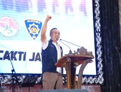 Bentuk Bakti 30 Akabri 95, Ratusan Bansos Diberikan Kepada Masyarakat  WMC|| Jakarta. Reuni Akbar dan bakti sosial (Baksos) Akabri 1995 diselenggarakan di Mabes TNI, Cilangkal, Jakarta Timur, hari ini. Kegiatan ini merupakan peringatan 30 tahun pengabdian Bima Cakti Akabri 95.  Hadir dalam acara tersebut, Letjen TNI Djon Afriandi, Irjen Pol. Sandi Nugroho, serta keluarga besar Akabri 95 beserta istri.  Acara pun dimulai dengan olahraga dan jalan sehat bersama di area Mabes TNI yang diawali dengan penyerahan baksos secara simbolis kepada 30 penerima paket sembako terdiri dari sejumlah pekerja harian lepas(PHL) di lingkungan Mabes TNI dan Mabes Polri   Dalam peringatan 30 tahun pengabdian ini, 595 paket sembako didistribusikan kepada masyarakat yang membutuhkan. Kegiatan ini merupakan salah satu bentuk bakti Akabri 95.   Ada juga penyerahan mobil ambulans medis yang merupakan bentuk bakti Akabri 95. Selain itu, turut diresmikan organisasi Bima Cakti 95 oleh para tertua angkatan dari matra TNI AD, AU, AL, dan Polri. Pembentukan organisasi ini bertujuan meningkatkan sinergisitas dan kolaborasi serta mempertahankan soliditas antara TNI dan Polri.  Kadivhumas Polri, Irjen Pol. Sandi Nugroho pun mengutarakan rasa syukurnya atas pengabdian 30 tahun Akabri 95 hingga saat ini. Momen ini menjadi kesempatan yang spesial untuk mengingat kembali masa-masa pendidikan hingga 30 tahun pengabdian sebagai anggota TNI dan Polri bagi bangsa Indonesia.  Disampaikan Irjen Sandi, reuni 30 tahun pengabdian Akabri 95 ini tidak hanya semata-mata sebagai momen temu kangen, tetapi juga menjadi simbol bakti TNI dan Polri untuk terus melakukan pelayanan dan perlindungan terbaik kepada masyarakat.  “Kali ini saya sepakat, kegiatan ini harus sering-sering kita laksanakan, baik itu di matra masing-masing maupun maupun di angkatan, sehingga silaturahmi itu tetap terjaga,” ungkap Irjen Pol. Sandi, Sabtu (23/8/25).  Ia juga memastikan, di manapun berdinas, Akabri 95 akan selalu bersinergi. Sehingga, dapat terus menjalankan tugas pengabdian kepada masyarakat dan negeri sebaik-baiknya.(red/gat)