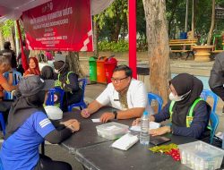 Polwan Polres Bojonegoro Gelar Bakti Kesehatan di CFD, Warga Antusias Serbu Layanan Gratis