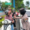 Aksi Simpatik Polisi Wanita Polresta Banyuwangi di Hari Jadi Polwan ke -77 Gatur Lalin Sambil Berbagi Coklat
