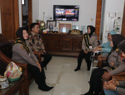 Polwan Polres Nganjuk Anjangsana ke Purna Polri, Wujud Hormat di Hari Jadi ke-77