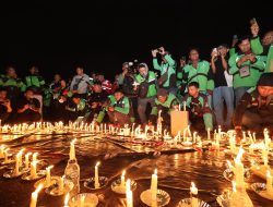 Driver Ojol Gelar Aksi Damai 1000 Lilin di Depan Mapolda Jatim