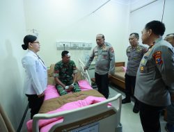 Kapolda Jatim Kunjungi Petugas yang Luka Saat Amankan Unjuk Rasa di Grahadi