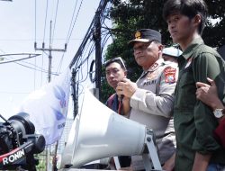 Kapolda Jatim Temui Massa Unras Aliansi BEM Nusantara di Depan Mapolda Jawa Timur