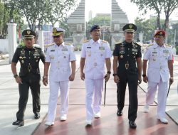 Kasdam V/Brawijaya Ikuti Ziarah di TMP, Peringati HUT TNI AL ke-80