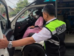 Ambulans Gratis Polres Gresik Bantu Pasien Anak Asal Panceng Kontrol ke RSUD Soetomo Surabaya
