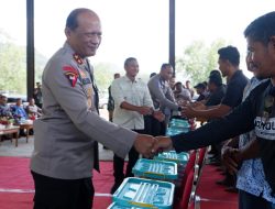 Kapolda Jatim Serahkan Bantuan Sembako untuk Nelayan Pacitan di Hari Lalu Lintas Bhayangkara ke-70