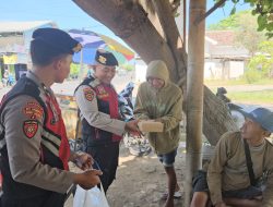 Polisi Patroli Sambil Berbagi Nasi Kotak Program Pasabber Polres Situbondo Disambut Antusias Warga