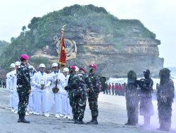 529 Prajurit Muda Resmi Kenakan Baret Ungu, Dankodiklatal Saksikan Tradisi Pembaretan Marinir