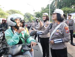 Gatur Lalin Sambil Berbagi Helm dan Cokelat Polwan Polda Jatim Peringati Hari Jadi Polisi Wanita ke 77