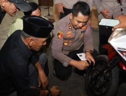 Cangkruakan Kamtibmas Polres Pelabuhan Tanjungperak Beri 200 Kunci Ganda Motor ke Warga