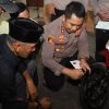 Cegah Curanmor, Kapolres Pelabuhan Tanjung Perak Bagikan Kunci Ganda ke Warga Morokrembangan.
