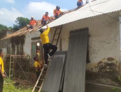 Polsek Ngronggot dan Warga Gotong Royong Bedah Rumah Warga Banjarsari