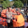 Kapolda Jatim Kunjungi Kelompok Nelayan dan Sadar Wisata di Pantai Pasir Putih Situbondo, Beri Bantuan Alat Keselamatan dan Sembako