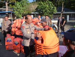 Kapolda Jatim Kunjungi Kelompok Nelayan dan Sadar Wisata di Pantai Pasir Putih Situbondo, Beri Bantuan Alat Keselamatan dan Sembako