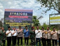 Polsek Tambang Bersama Upika Pasang Plang Peringatan Dilarang Beraktifitas di Lahan Terbakar
