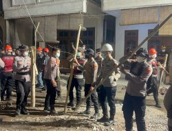 Ratusan Personel Polresta Sidoarjo Berjibaku Bersihkan Puing Bangunan Ponpes Al Khoziny
