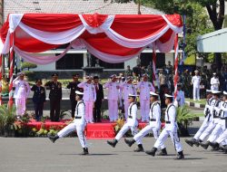 Tegaskan Sinergi TNI-Rakyat Menuju Indonesia Maju, Wadan Kodiklatal Pimpin Upacara Peringatan HUT ke-80 TNI di Surabaya