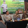 Dekatkan dengan Masyarakat, Kapolres Tanjung Perak Gelar Cangkrukan dan Bagikan 300 Kunci Ganda.