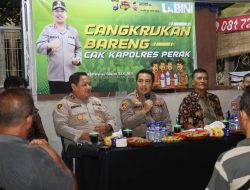 Dekatkan dengan Masyarakat, Kapolres Tanjung Perak Gelar Cangkrukan dan Bagikan 300 Kunci Ganda.