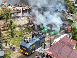 Quick Respon Polri Bantu Padamkan Kebakaran di Kodam Lama Jayapura