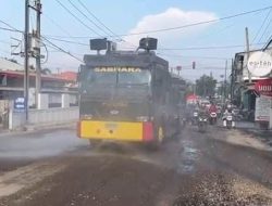 Polres Gresik Terjunkan Water Cannon Respon Keluhan Warga Soal Jalan Berdebu Imbas Proyek Pelebaran