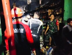Sinergi TNI-Polri-Damkar Trenggalek Padamkan Kebakaran Ruko Sembako di Ngantru