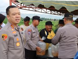 Jaga Ekosistem Sungai Polres Tulungagung Tebar 5.000 Benih Ikan Tombro di Boyolangu
