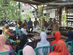 Kapolres Nganjuk Cangkruk Bareng Forkopimcam dan Kades se-Kecamatan Berbek, Sekaligus Salurkan Bantuan Sosial