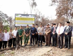 Pasang Plang Sosialisasi Cegah Karhutla, Bupati Kampar Ahmad Yuzar Tegaskan: Jangan Merambah dan Jangan Bakar Hutan
