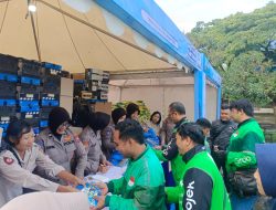 Ribuan Driver Ojol Deklarasi Kamtibmas “Jogo Jatim” di Stadion Gajayana Polresta Malang Kota Berbagi Beras dan Helm Gratis
