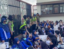 Aksi Humanis: Polwan Bojonegoro Berbagi Air Mineral kepada Massa Unjuk Rasa