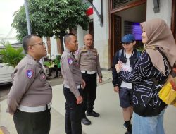 POLANTAS MENYAPA PENUMPANG DI STASIUN SIDOARJO, AJAK UTAMAKAN KESELAMATAN DAN TETAP BERHATI – HATI DIJALAN DALAM RANGKA OPS ZEBRA SEMERU 2025