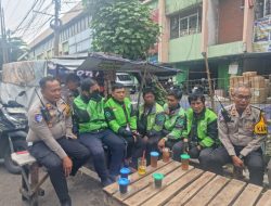 Polres Pelabuhan Tanjung Perak Gandeng Komunitas Ojol, Sosialisasikan Ops Zebra Semeru 2025 di Stasiun Semut,
