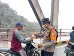 Tim SAR Polda Jatim Bagikan Masker ke Warga Terdampak Abu Vulkanik Semeru