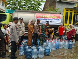 Polsek Beji Salurkan 9 Ribu Liter Air Bersih untuk Warga Terdampak Banjir di Kedungringin