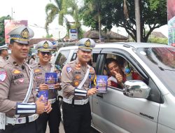 Operasi Zebra Semeru Polres Magetan Berbagi Bunga dan Coklat Ajak Warga Tertib Lalin
