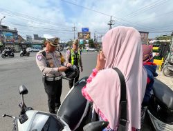 Operasi Zebra Semeru Polresta Malang Kota Bagikan 100 Helm Gratis