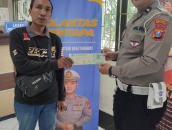 POLANTAS MENYAPA, SATLANTAS POLRESTA SIDOARJO HADIR BERIKAN PELAYANAN DAN EDUKASI DI SAMSAT