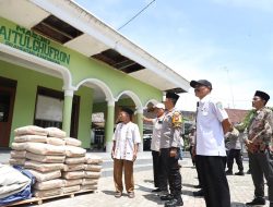 Polres Kediri Salurkan Puluhan Karung Semen Dukung Pembangunan Masjid