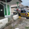 Polisi Bersihkan Tempat Ibadah dan Rumah Warga Terdampak Abu Vulkanik Semeru