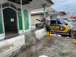 Polisi Bersihkan Tempat Ibadah dan Rumah Warga Terdampak Abu Vulkanik Semeru