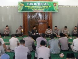 Binrohtal Polres Nganjuk Tekankan Pentingnya Salat Tepat Waktu sebagai Cermin Disiplin Anggota