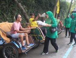 Sentuhan Jumat Berkah Persit Trenggalek, Hadirkan Kepedulian untuk Tukang Becak