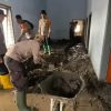 Polisi Bersihkan Rumah Warga Terdampak Erupsi Semeru di Dusun Sumbersari Lumajang