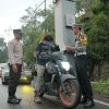 Polres Malang Bagikan Masker ke Pengendara di Perbatasan Lumajang Dampak Erupsi Semeru