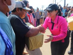 Ketum Bhayangkari Beri Bantuan hingga Hibur Anak-anak Korban Bencana di Tapanuli Tengah