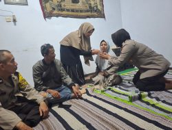 Kasat Binmas Polres Pasuruan Takziah ke Korban Meninggal Kecelakaan KA Mutiara Timur di Gununggangsir