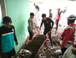 Anggota Polsek Nongkojajar dan Warga Evakuasi Korban Longsor di Tlogosari