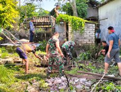 Giat karya bakti Jumat bersih Koramil 0829-16/Sepulu di Kantor Korwil Kecamatan Sepulu